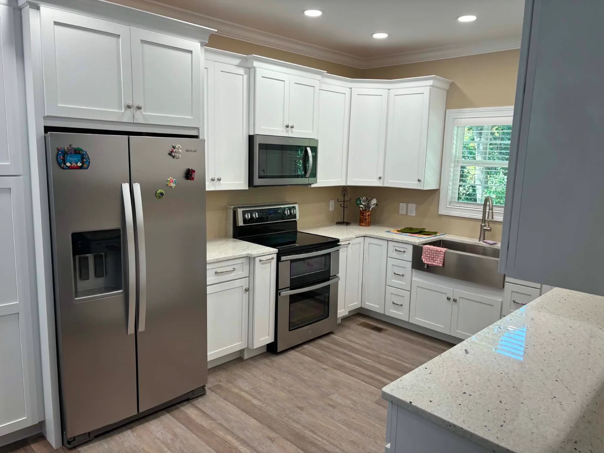 White Shaker, Corner Run — Kitchen cabinetry installed by Howard's Cabinet Installation